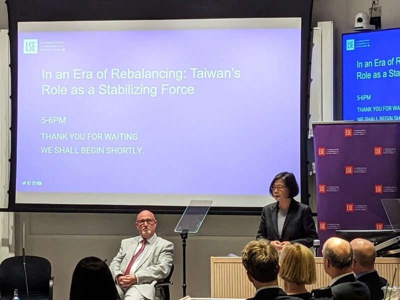 前總統蔡英文(右)17日在倫敦政經學院(LSE)發表演說,並與候任法學院院長莫瑞(左)對談。(聽眾提供)中央社記者陳韻聿倫敦傳真 114年5月18日