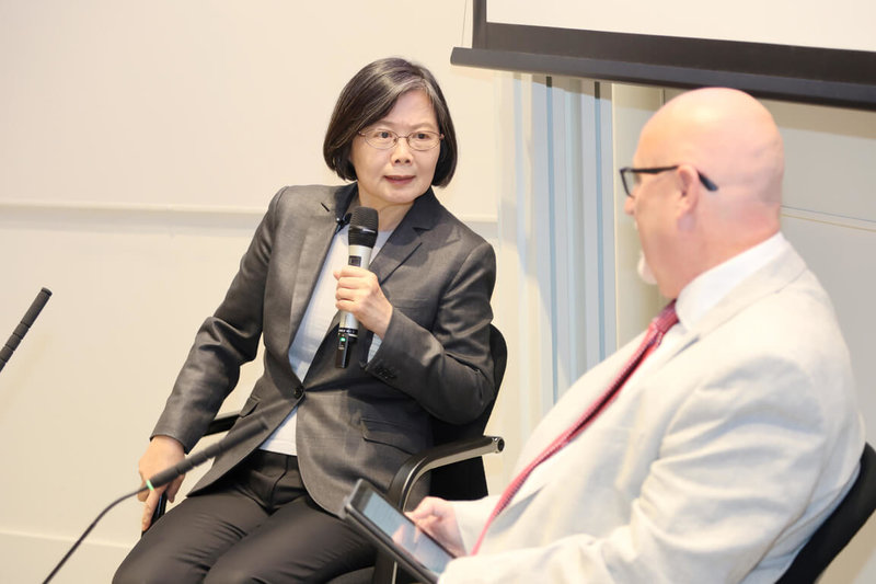 前總統蔡英文17日在倫敦政經學院(LSE)發表演說,並與候任法學院院長莫瑞對談。(訪團提供)中央社記者陳韻聿倫敦傳真 114年5月18日